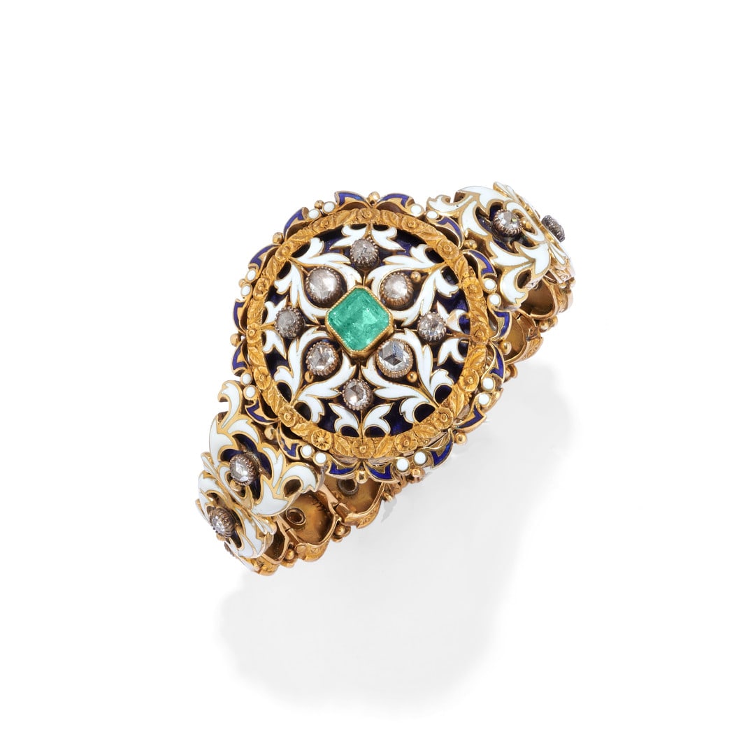 ANTICO BRACCIALE IN SMALTI, DIAMANTI E SMERALDO - ANTIQUE ENAMEL, DIAMOND AND EMERALD BRACELET: in oro giallo finemente lavorato anche sul retro con smalti neri e bianchi, diamanti taglio rosa di ct 2,50 ca. e uno smeraldo centrale taglio ottagonale a gradini di ct 1,00 ca. Lievi difetti allo sm
