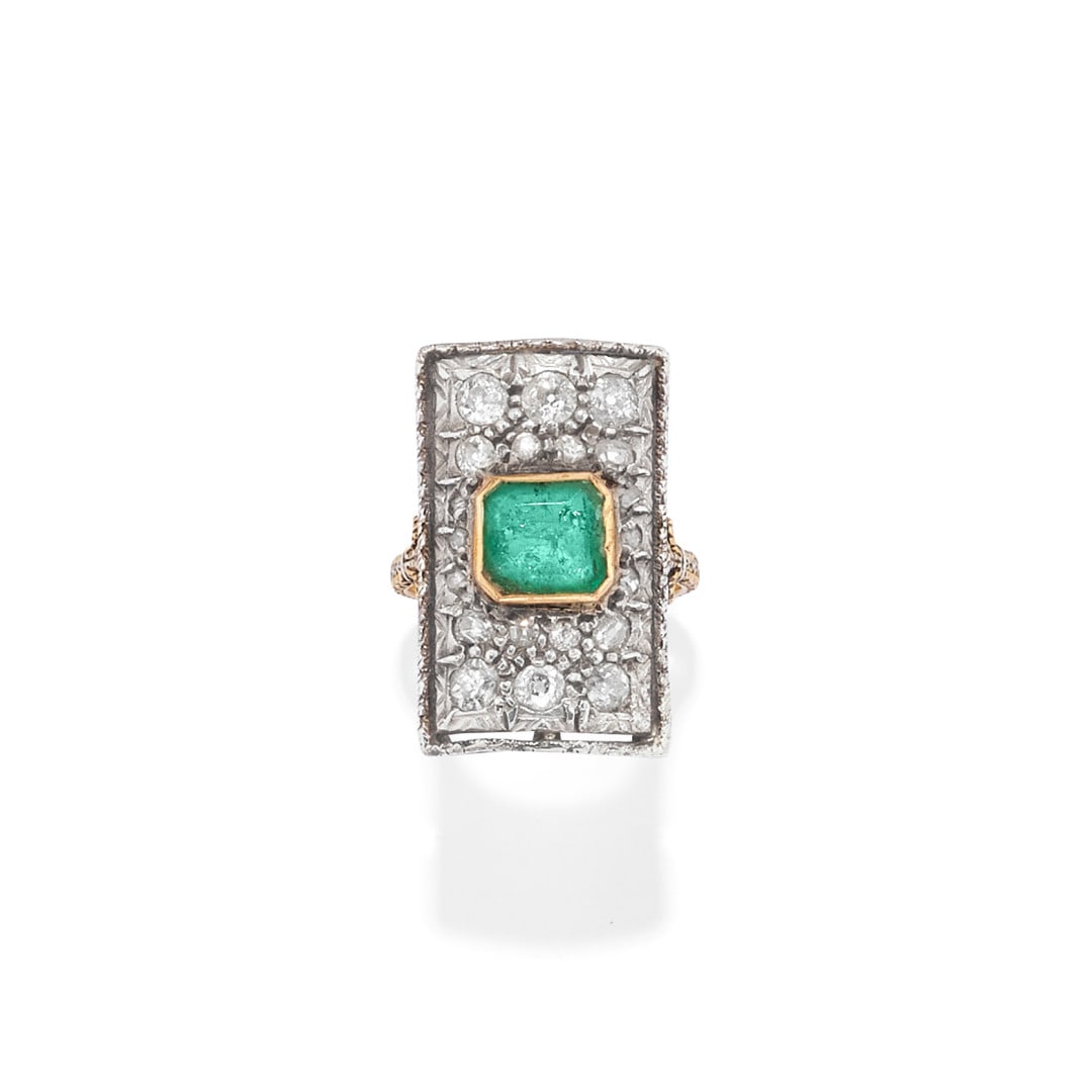 ANTICO ANELLO IN DIAMANTI E SMERALDO - ANTIQUE DIAMOND AND EMERALD RING: in argento e oro giallo 9 kt, gambo lavorato e tavola filigranata impreziosita da diamanti taglio rosa e Vecchia Miniera che circondano uno smeraldo taglio ottagonale a gradini di ct 1,40 ca. Gr 7,30