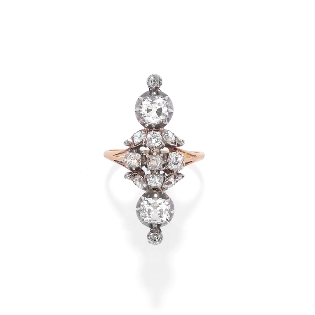 ANTICO ANELLO IN DIAMANTI - ANTIQUE DIAMOND RING: in argento e oro giallo di forma allungata con diamanti taglio Vecchia Miniera di ct 2,50 ca. complessivi. Gr 6,60 - cm 3,30 x 1,30 - nr 17,5 - in silver and yellow gold of elongated shape with Old Mi