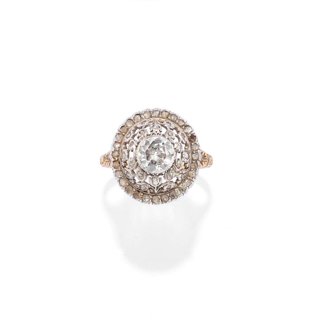 ANTICO ANELLO IN DIAMANTE - ANTIQUE DIAMOND RING: in argento ed oro giallo 9 kt, secondo il gusto dell’epoca, lavorazione a traforo impreziosito da diamanti taglio rosa che circondano un diamante taglio Vecchia Europa di ct 0,75 ca. Italia, inizi '