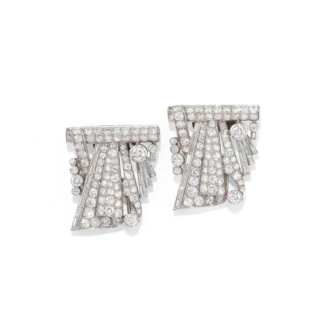 COPPIA DI SPILLE IN DIAMANTI - PAIR OF DIAMOND BROOCHES: in platino e diamanti taglio huit-huit, Vecchia Europa e baguette per complessivi ct 6,50 ca. Di forma geometrica, tardo periodo Deco. Chiusura a clip. In scatola originale di Peppino Capuano - Roma.