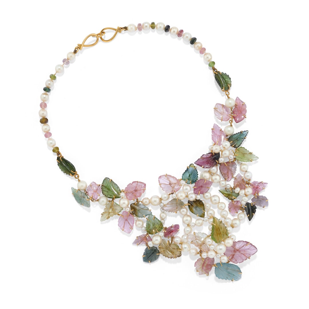 GIROCOLLO IN GEMME COLORATE E PERLE COLTIVATE - COLOURED GEM AND CULTURED PEARL NECKLACE: sostentute da una struttura in oro giallo filiforme terminanti con una chiusura a gancio. Gr 82,80 - cm 41,50 - held by multiple yellow gold wires ending with a lobster clasp.