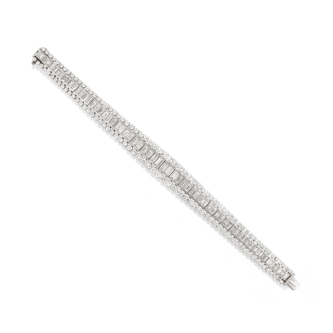 BRACCIALE IN DIAMANTI - DIAMOND BRACELET: in platino e oro bianco realizzato a tre fili: un filo interno di diamanti taglio baguette di ct 11,00 ca., e due file esterne di diamanti taglio brillante rotondo di ct 5,00 ca. Gr 50,20 - cm 18,00