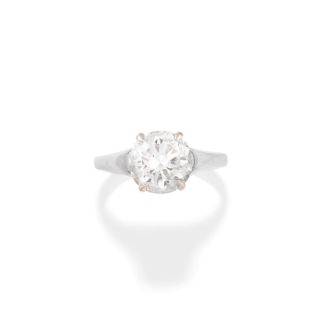 ANELLO IN DIAMANTE - DIAMOND RING: in oro bianco con un diamante taglio brillante rotondo di ct 3,70 ca. Gr 8,30 - nr 21,5 - in white gold set with a round brilliant-cut diamond weighing approx. 3.70 ct. Gr 8,30 - nr 21,5