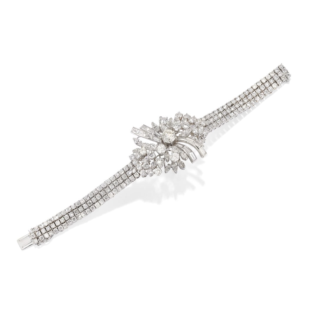 BRACCIALE IN DIAMANTI - DIAMOND BRACELET: in oro bianco a tre file di diamanti con elemento centrale a placca rigida a sviluppo floreale formato da diamanti di vari tagli di ct 15,00 ca. complessivi. Anni '50. Gr 33,10 - cm 16,50 x 3,60 - in