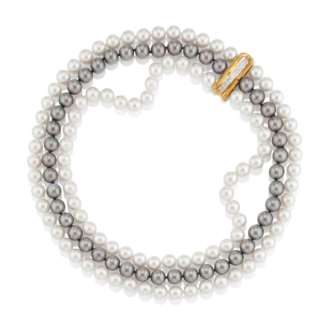 COLLANA DI PERLE COLTIVATE, DAMIANI - CULTURED PEARL NECKLACE, DAMIANI: a tre fili di perle bianche e nere giapponesi tenute insieme da una chiusura in oro giallo e diamanti. Punzone di Damiani e scritta MIKAWA. Con garanzia e certificato Damiani e scatola originale. Gr 1