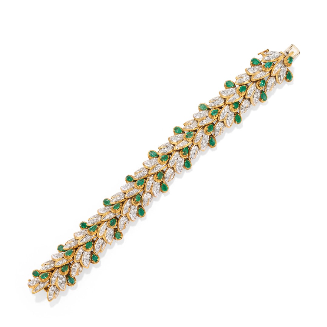 BRACCIALE IN DIAMANTI E SMERALDI, TIFFANY & CO. - DIAMOND AND EMERALD BRACELET, TIFFANY & CO.: in oro giallo e bianco a motivo floreale con foglie in diamanti di ct 5,00 ca. complessivi e petali in smeraldi taglio goccia di ct 5,00 ca. complessivi. Firmato Tiffany & Co. Gr 92,40 - cm 18,50 x 2,