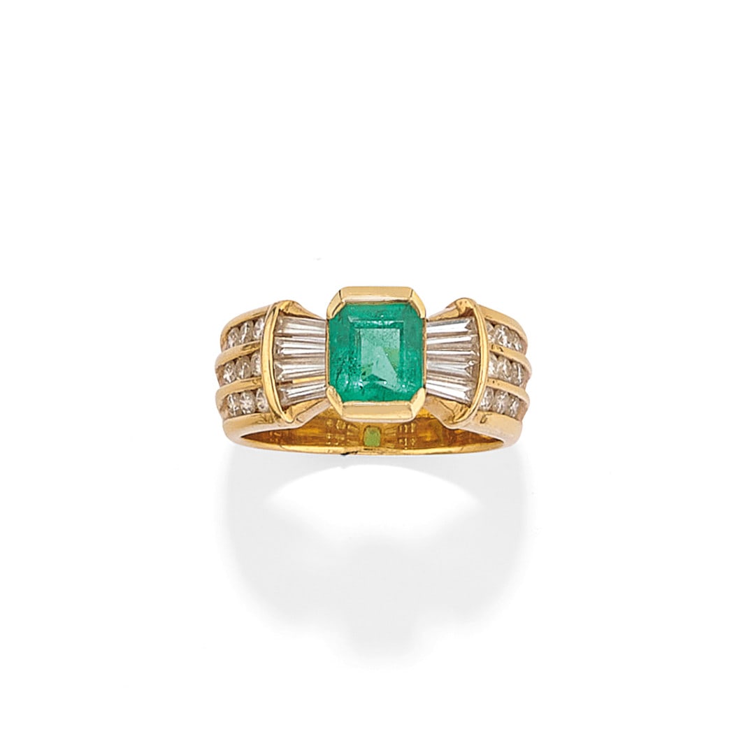 ANELLO IN SMERALDO E DIAMANTI - EMERALD AND DIAMOND RING: in oro giallo, con diamanti taglio brillante rotondo sul gambo e taglio baguette sui lati per un totale di ct 0,50 ca., ed uno smeraldo taglio ottagonale a gradini di ct 1,20 ca. Gr 8,20 - cm 0,90 - n