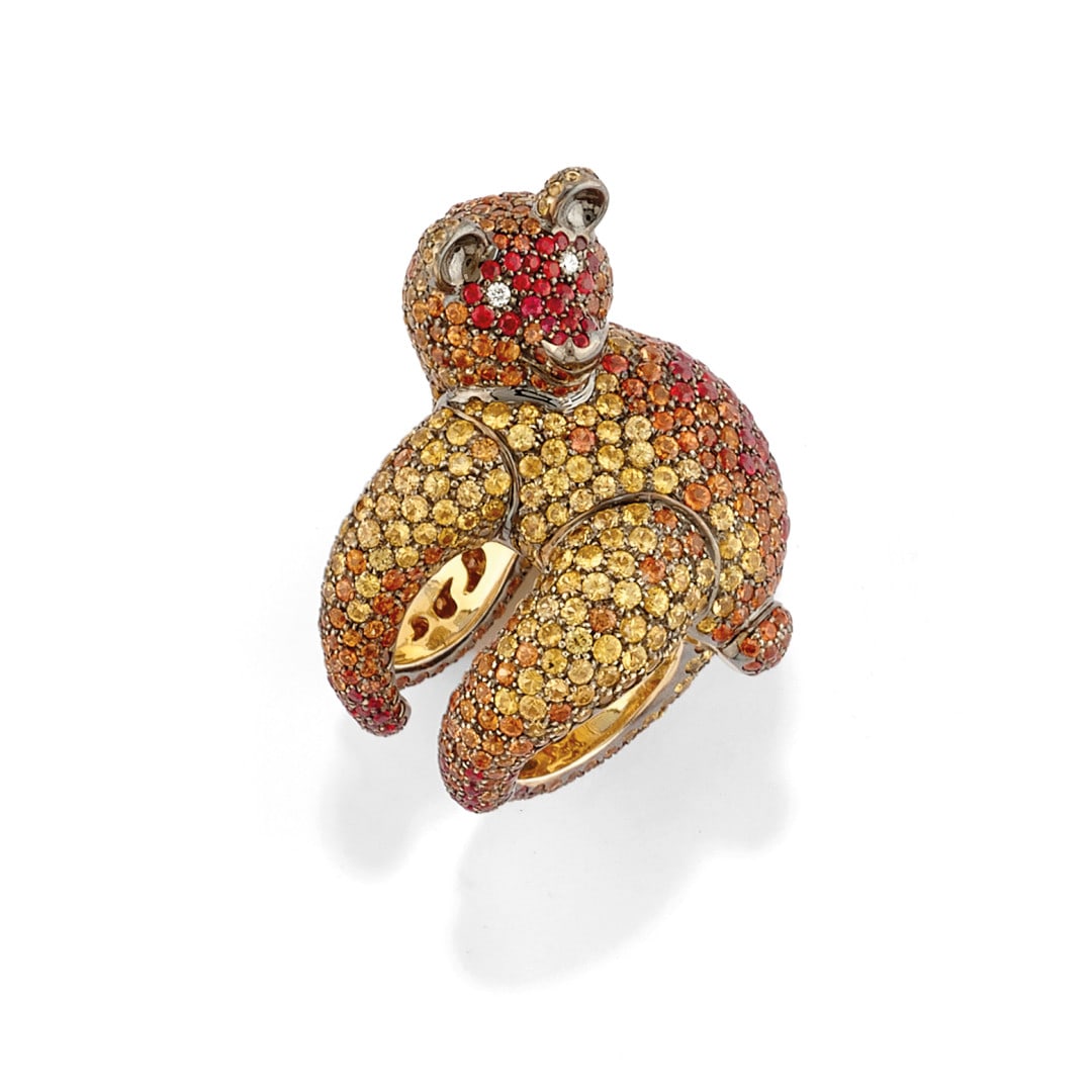 ANELLO IN ZAFFIRI MULTICOLOR - MULTI-COLOURED SAPPHIRE RING: in oro bianco e giallo raffigurante un panda in zaffiri giallo, champagne e rosa di ct 24,00 ca. e occhi in diamanti di ct 0,04 ca. Gr 48,30 - cm 4,00 - nr 12,5 - in white and yellow gold depicting a