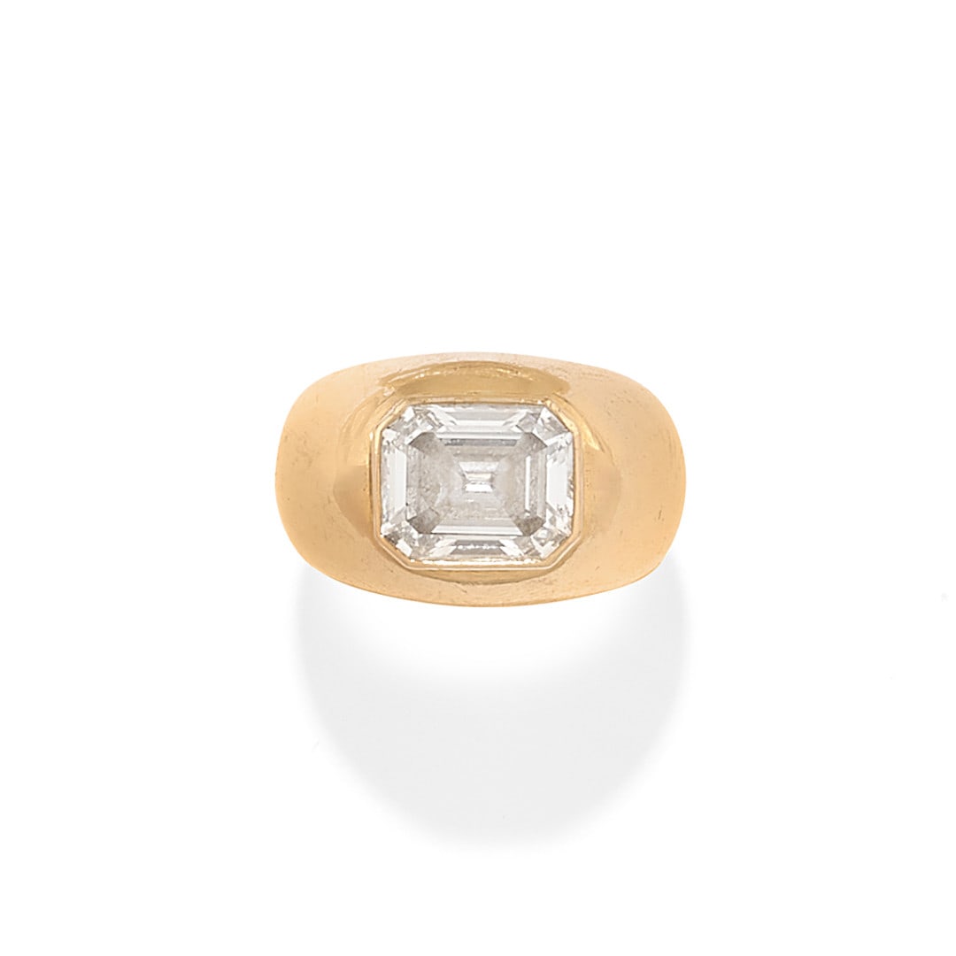 ANELLO IN DIAMANTE - DIAMOND RING: in oro giallo a forma bombata con un diamante taglio smeraldo di ct 3,56. Accompagnato da certificato GIA attestante che il diamante è di colore E, purezza VVS2, fluorescenza nulla. Gr 20,50 - cm