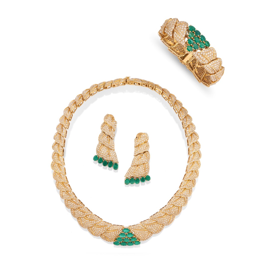 PARURE IN DIAMANTI E SMERALDI - DIAMOND AND EMERALD PARURE: in oro giallo, composta da una collana, un bracciale e un paio di orecchini, tutti con pavé di diamanti di ct 18,00 ca. complessivi e trenta smeraldi di taglio ovale di ct 15,00 ca. complessivi. Gr
