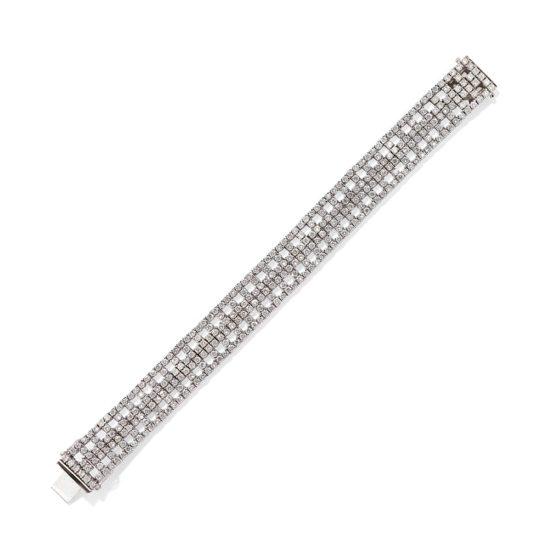 BRACCIALE IN DIAMANTI - DIAMOND BRACELET: in oro bianco a fascia larga morbida a motivo geometrico con diamanti taglio brillante rotondo di ct 9,00 ca. complessivi. Gr 45,10 - cm 17,50 x 1,40 - in white gold designed as a large, flexible