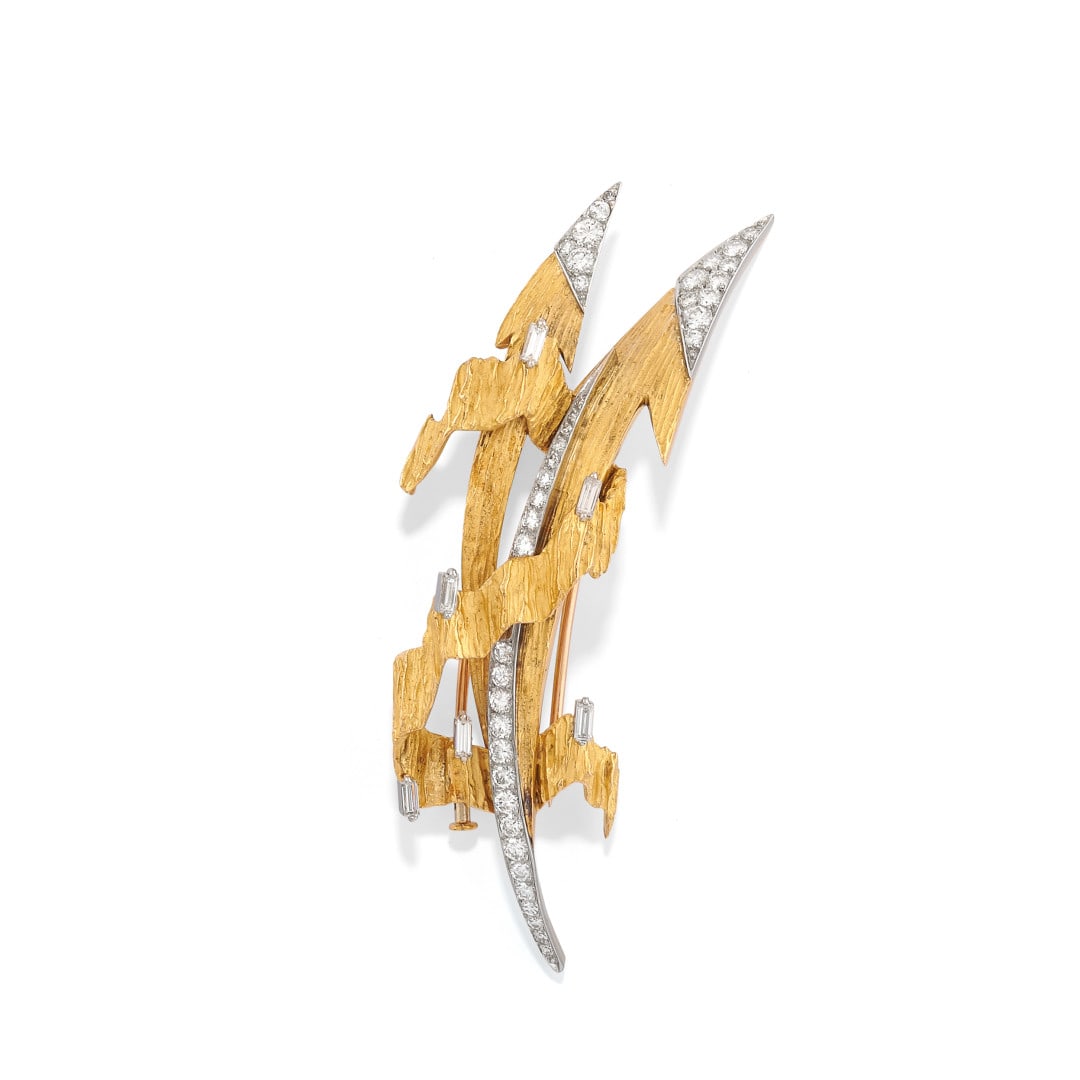 SPILLA IN DIAMANTI - DIAMOND BROOCH: in oro giallo e bianco lavorata a cera persa con diamanti taglio brillante e baguette di ct 2,00 ca. In scatola originale di Fasano, Torino. Gr 28,80 - cm 8,40 x 3,30 - in yellow and white gold using