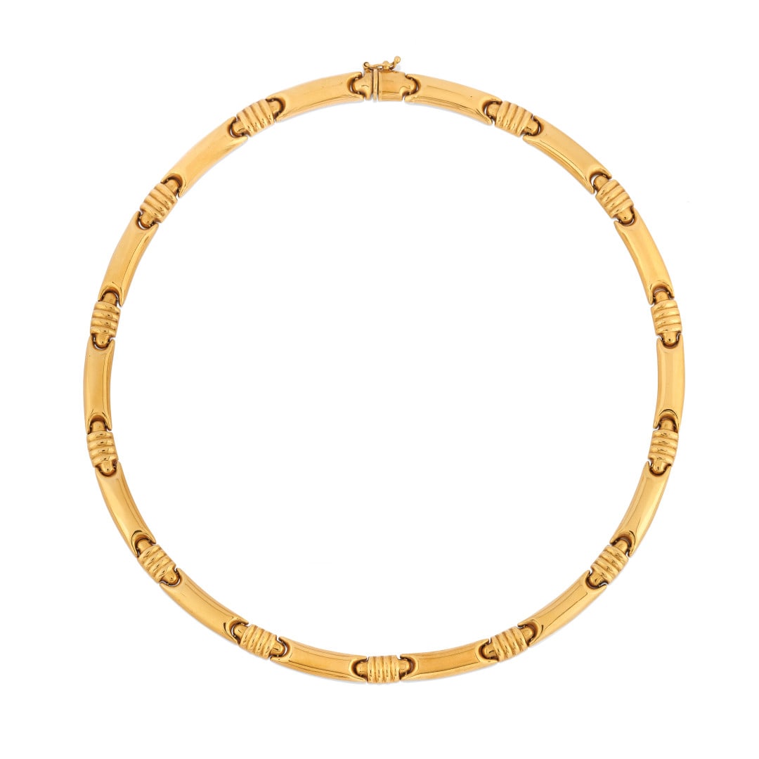 DEMI-PARURE IN ORO GIALLO - YELLOW GOLD DEMI-PARURE: formata da una collana e un bracciale a elementi rigidi snodati. Gr 46,30 - Collana / necklace cm 42,00 x 0,70; Bracciale / bracelet cm 20,00 x 0,70 - including a necklace and bracelet with