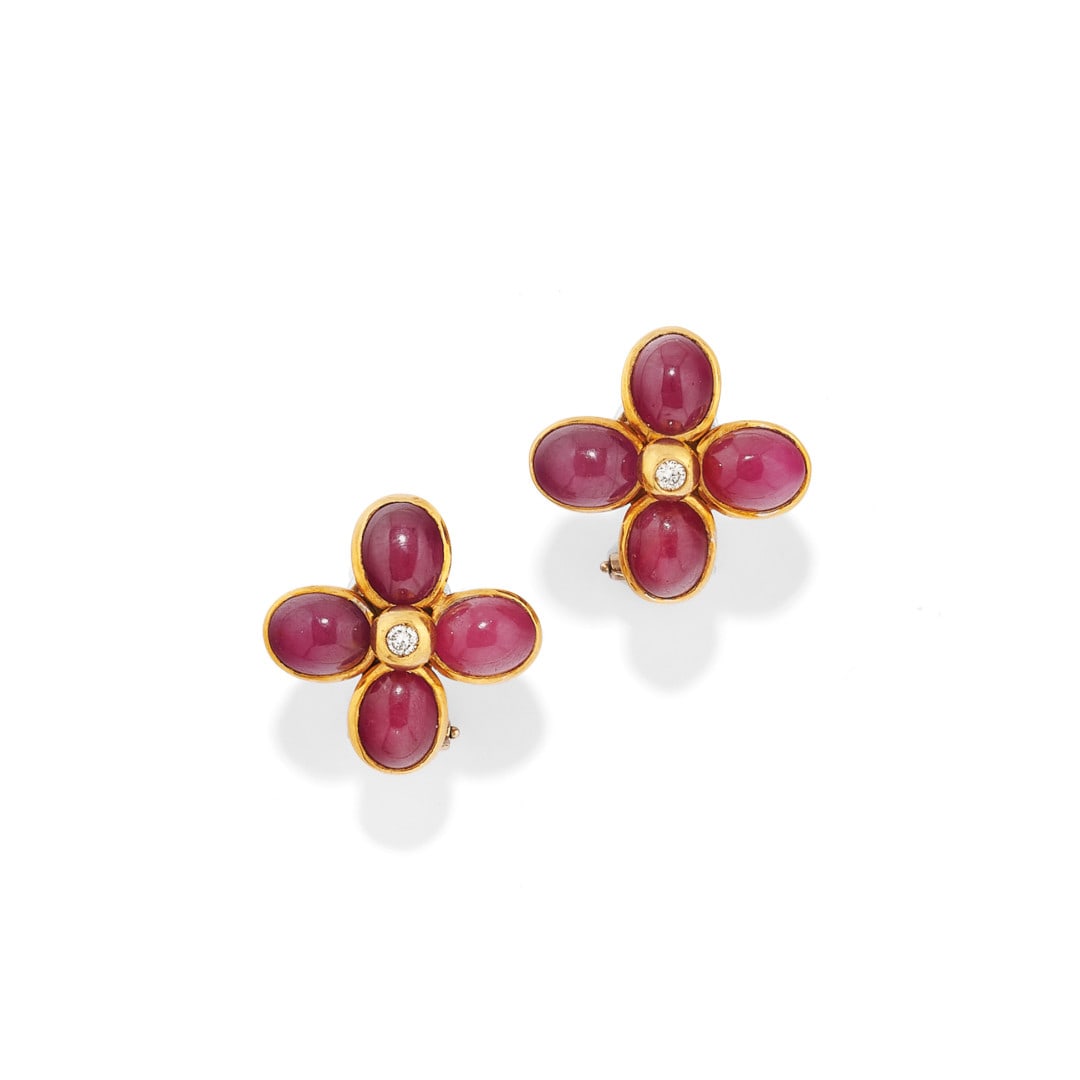 PAIO DI ORECCHINI IN RUBINI E DIAMANTI - PAIR OF RUBY AND DIAMOND EARRINGS: in oro giallo a forma di fiore con petali in rubini cabochon di taglio ovale di ct 20,00 ca. complessivi e due diamanti di ct 0,05 ca. cadauno. Gr 17,70 - cm 2,30 x 2,30 - in yellow gold of flower