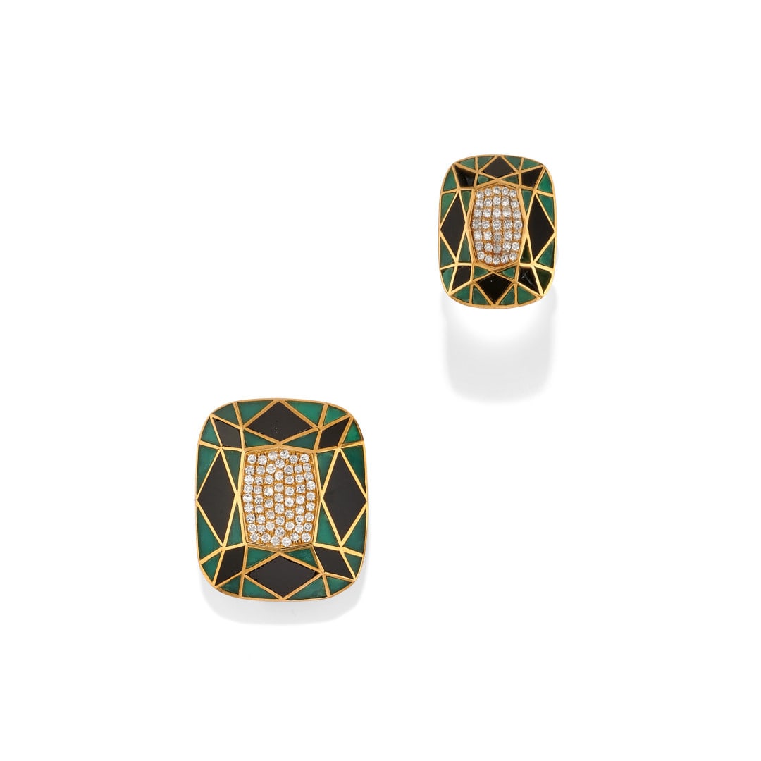 DEMI-PARURE IN PIETRE DURE E DIAMANTI - HARD STONE AND DIAMOND DEMI-PARURE: in oro giallo, composta da una spilla a clip e anello impreziositi da pietre dure e pavé di diamanti. Gr 28,80 - Spilla / brooch cm 3,20 x 2,80; Anello nr / ring size 10 - in yellow gold, including