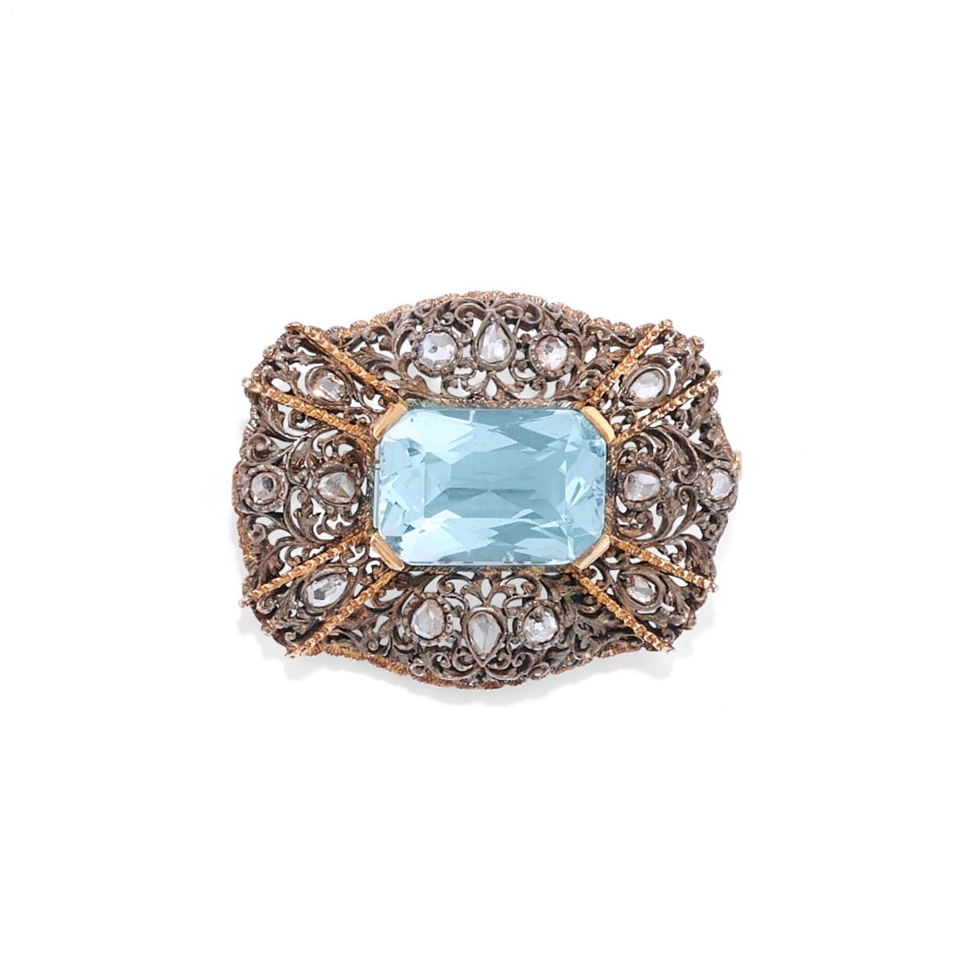 ANTICA SPILLA IN ACQUAMARINA E DIAMANTI - ANTIQUE AQUAMARINE AND DIAMOND BROOCH: in argento e oro giallo lavorata a filigrana con acquamarina taglio smeraldo di ct 9,00 ca. e diamanti di ct 0,70 ca. Gr 10,10 - cm 2,90 x 3,60 - in silver and yellow gold filigree with an
