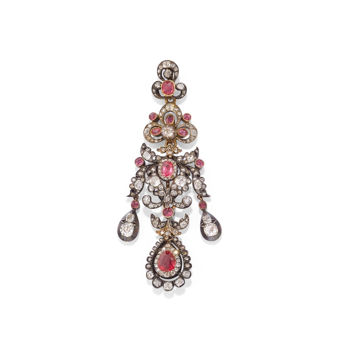 ANTICO PENDENTE IN RUBINI E DIAMANTI - ANTIQUE RUBY AND DIAMOND PENDANT: realizzato in argento e oro giallo a titolo basso secondo il gusto dell'epoca con rubini di vari tagli di ct 1,20 ca. complessivi e con diamanti taglio Vecchia Miniera di ct 1,00 ca. Fine XIX secolo/I