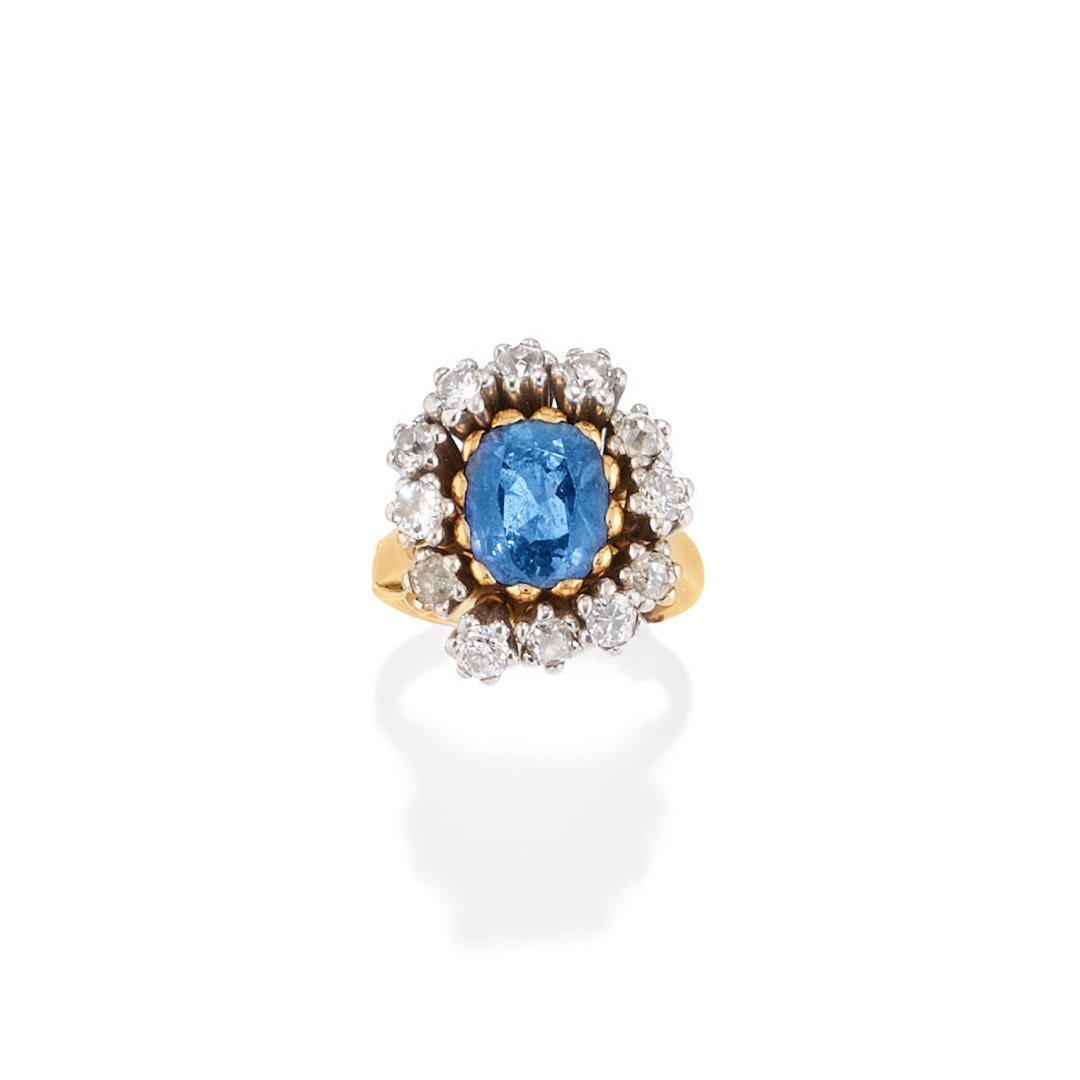 ANTICO ANELLO IN ZAFFIRO E DIAMANTI - ANTIQUE SAPPHIRE AND DIAMOND RING: in oro giallo e bianco 9 kt con diamanti taglio Vecchia Miniera e Vecchia Europa per complessivi ct 1,00 ca., ed uno zaffiro centrale taglio ovale a cuscino di ct 3,50 ca. Un castone leggermente piega