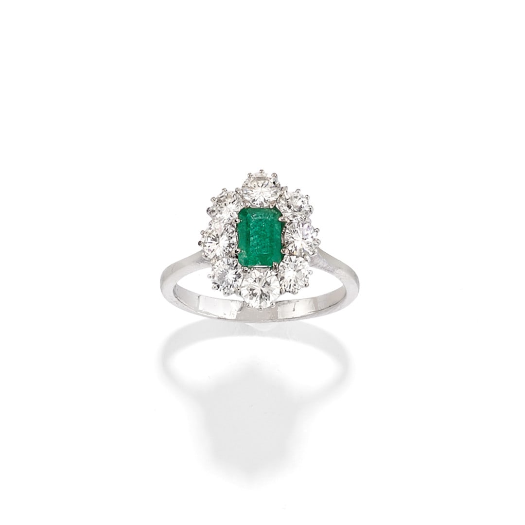 ANELLO IN SMERALDO E DIAMANTI - EMERALD AND DIAMOND RING: in oro bianco con uno smeraldo taglio ottagonale a gradini di ct 0,50 ca. e contorno in diamanti di ct 1,00 ca. complessivi. Gr 4,80 - nr 18 - in white gold set with an octagonal step-cut emerald weig