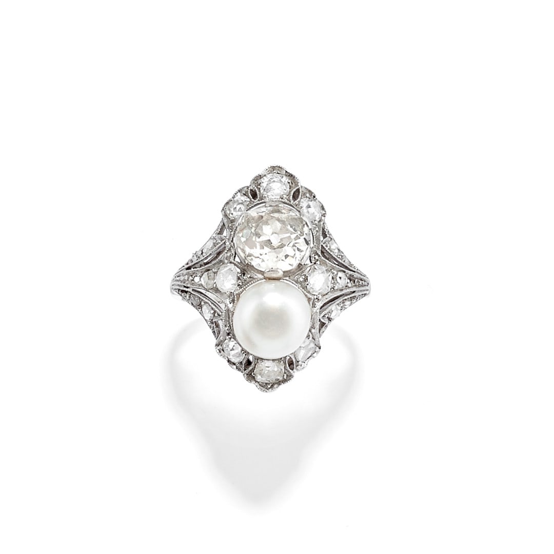 ANELLO IN DIAMANTI E PERLA - DIAMOND AND PEARL RING: in platino in stile liberty con una perla affiancata da un diamante taglio Vecchia Miniera di ct 1,50 ca. e pavé di diamanti. Gr 5,90 - nr 14,5 - in platinum, of liberty-style with a pearl flanked by