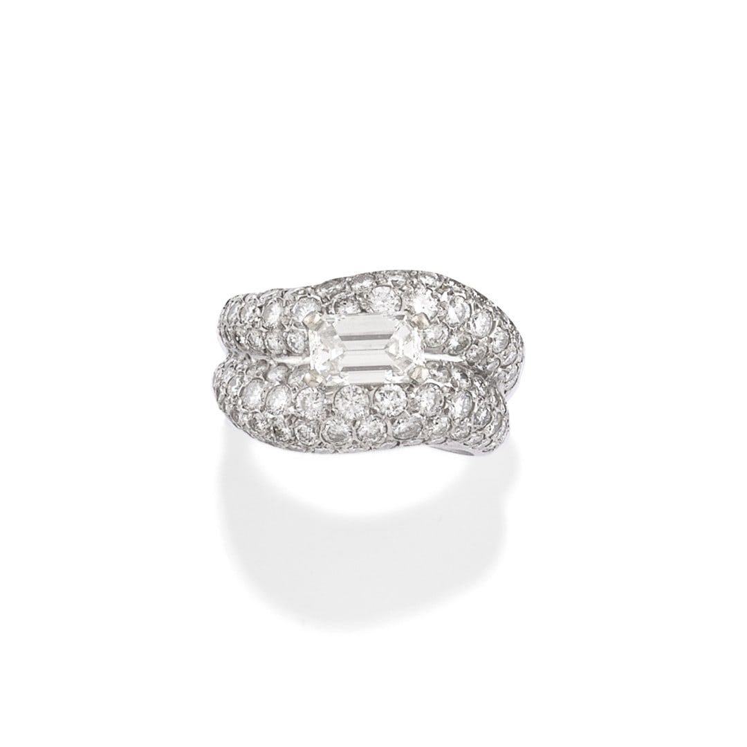 ANELLO IN DIAMANTI - DIAMOND RING: in oro bianco a fascia in pavé di diamanti di ct 2,00 ca. e pietra centrale taglio rettangolare a gradini di ct 1,80 ca. Gr 13,20 - cm 1,40 - nr 17,5 - designed as a white gold band pavé-set with di