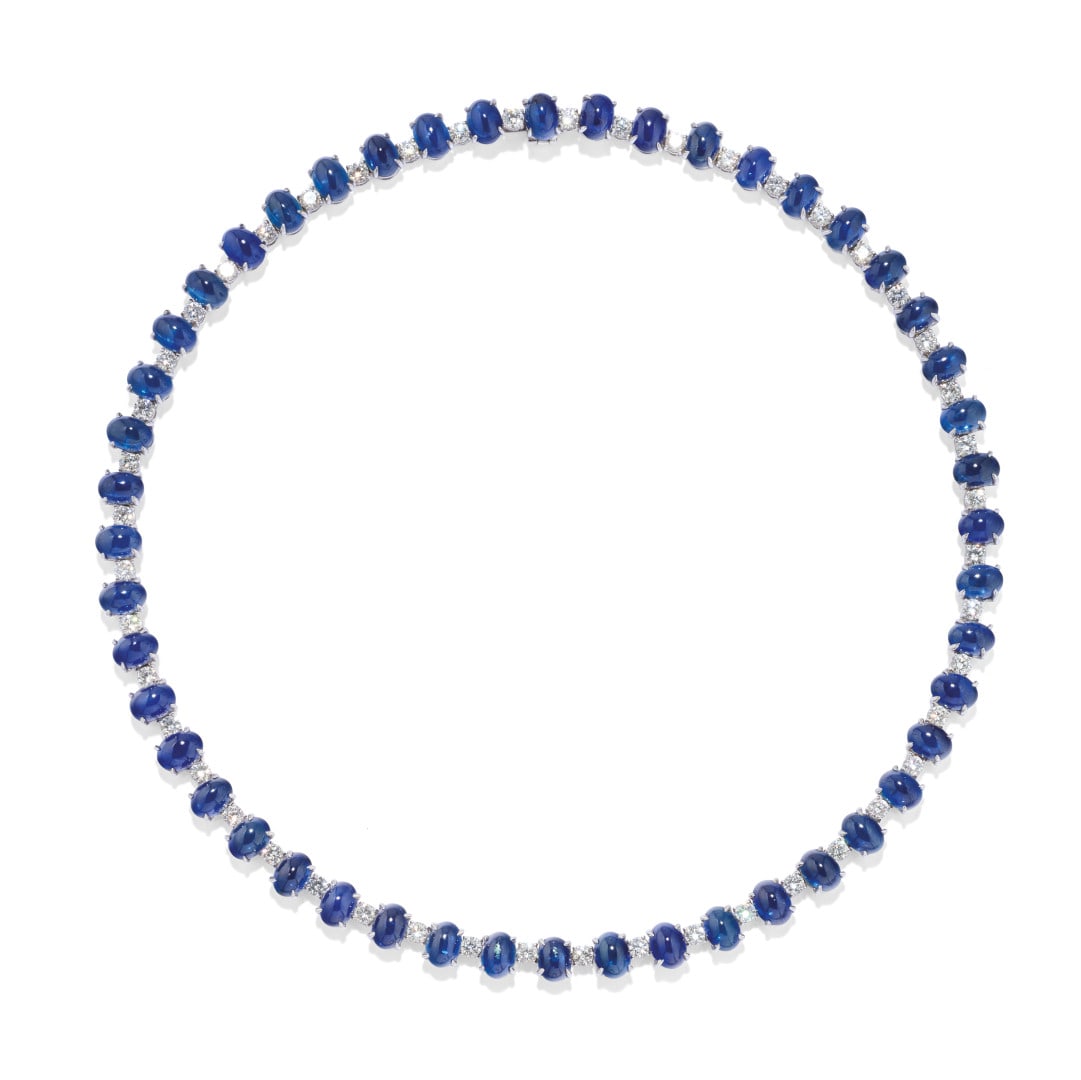COLLANA IN ZAFFIRI E DIAMANTI - SAPPHIRE AND DIAMOND NECKLACE: in oro bianco realizzata in una fila di zaffiri cabochon di ct 65,00 ca. intervallati da diamanti taglio brillante rotondo di ct 5,50 ca. Firmato Chiappe. Con certificato Zendrini. Gr 38,00 - cm 39,30