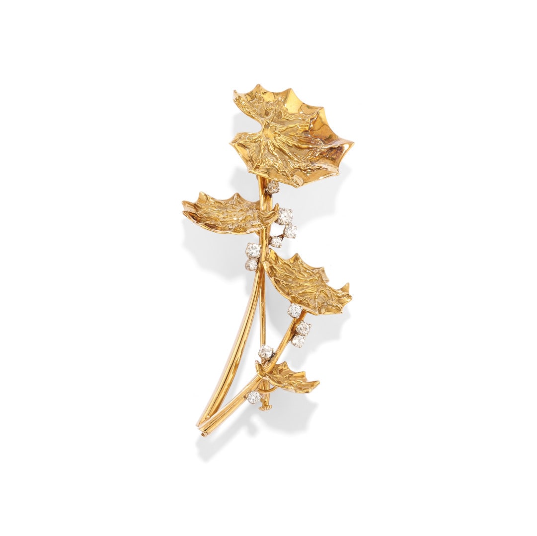 SPILLA IN ORO GIALLO, FASANO - YELLOW GOLD BROOCH, FASANO: in oro lucido e satinato a forma di tralcio di fiori abbellita da undici diamanti taglio brillante rotondo di ct 0,85 ca. Firmata Fasano. In scatola originale di Fasano, Torino. Gr 28,50 - cm 8,00 x 4