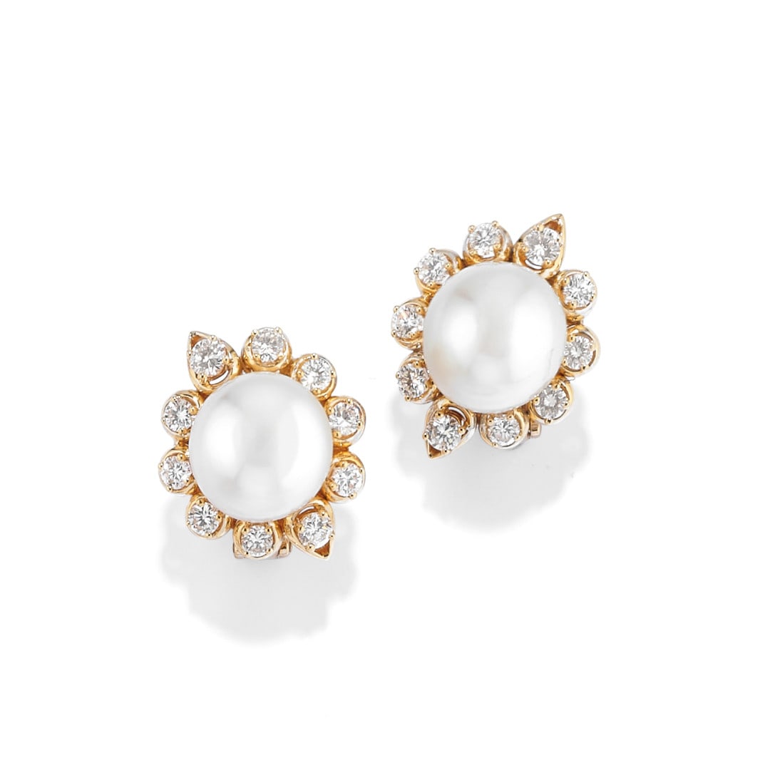 PAIO DI ORECCHINI A LOBO IN PERLA E DIAMANTI - PAIR OF PEARL AND DIAMOND EAR STUDS: in oro giallo con una perla bottone di mm 13,20 circondata da diamanti di ct 1,50 ca. complessivi. Recante scritta "Van Cleef & Arpels, NY47132". In scatola di Fasano, Torino. Gr 18,10 - cm 2,20 x 2,0