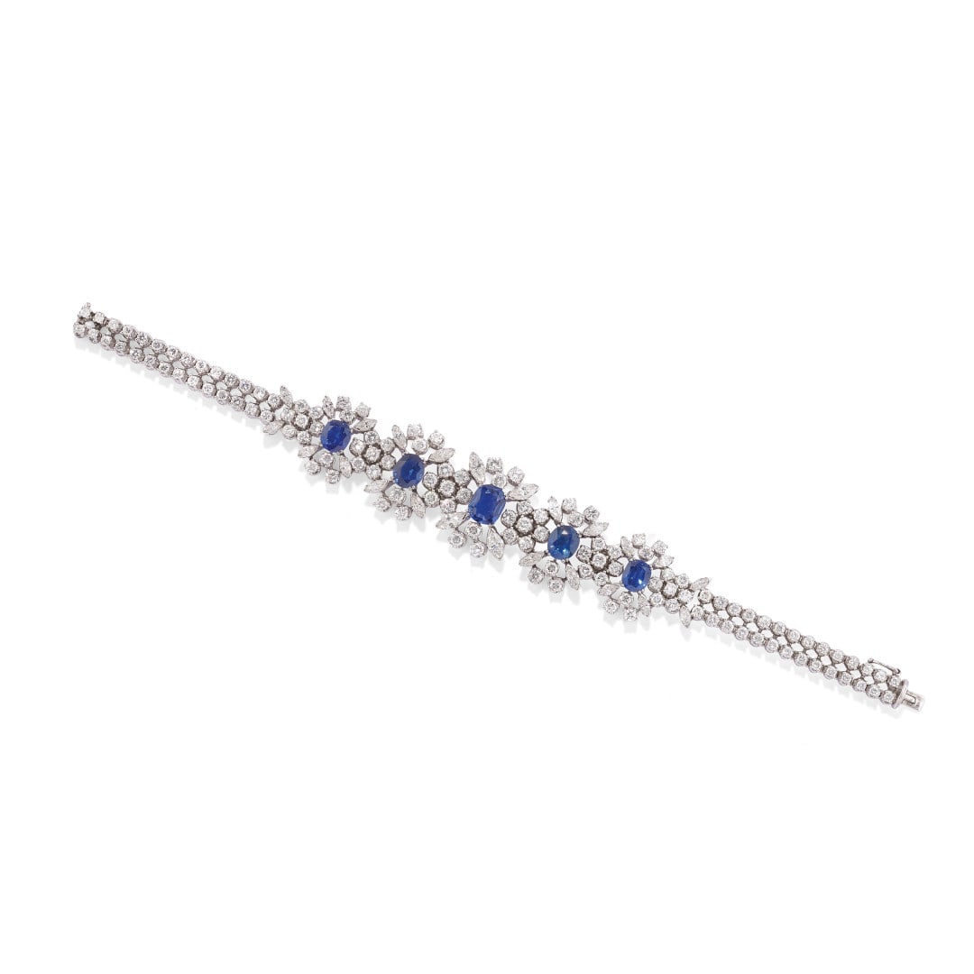 BRACCIALE IN DIAMANTI E ZAFFIRI - DIAMOND AND SAPPHIRE BRACELET: in oro bianco con diamanti di vari tagli di ct 8,00 ca. e zaffiri di vari tagli di ct 6,00 ca. complessivi. Con certificato Zendrini. Gr 31,50 - cm 17,00 x 2,00 - in white gold with diamonds of variou