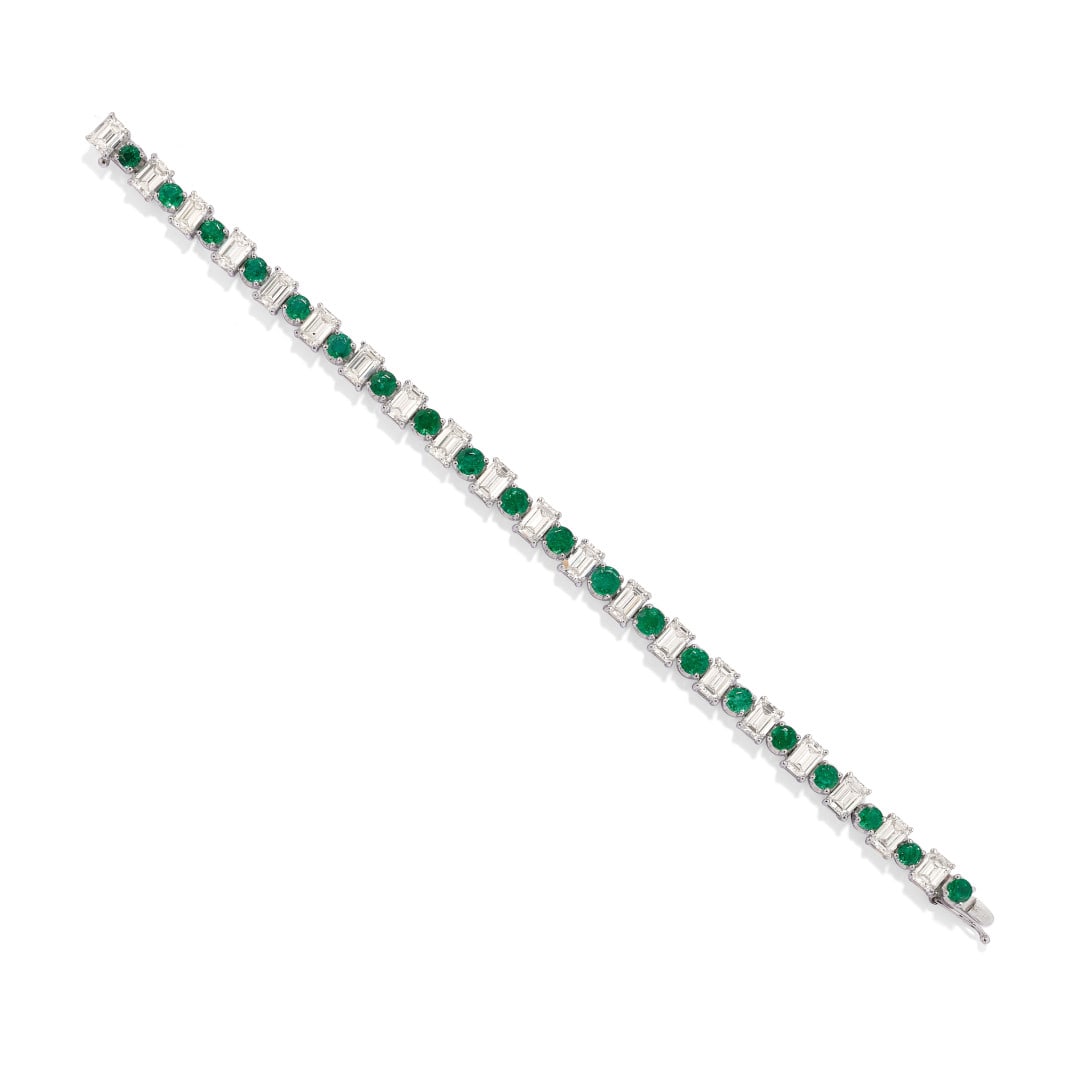 BRACCIALE IN DIAMANTI E SMERALDI - DIAMOND AND EMERALD BRACELET: in platino a elementi alternati in diamanti taglio smeraldo di ct 10,00 ca. complessivi e smeraldi taglio brillante rotondo di ct 3,00 ca. complessivi. Gr 20,70 - cm 16,50 x 0,60 - designed as platinu