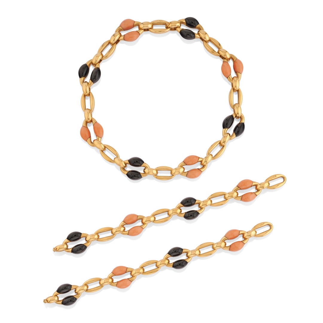 COLLANA LUNGA COMPONIBILE IN ONICE E CORALLO - LONG ONYX AND CORAL MODULAR NECKLACE: in oro giallo a maglie piene, alternate in onice e corallo. Può essere indossata come unica collana lunga o indossata come parure composta da collana girocollo e due bracciali. Punzone francese per l