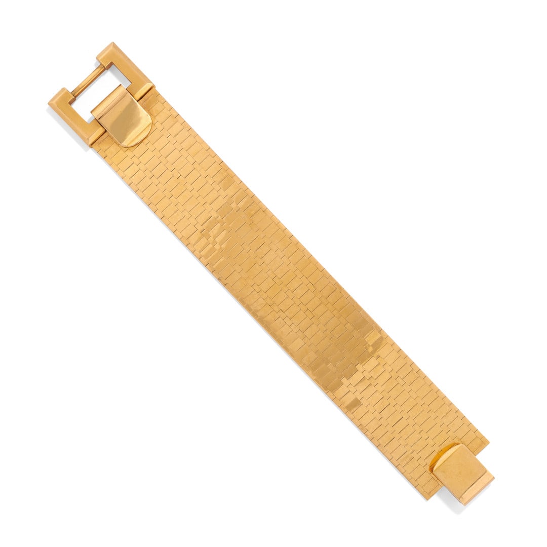 BRACCIALE IN ORO ROSA - PINK GOLD BRACELET: a fascia lineare con elementi geometrici di scorrimento. Grande fibbia di chiusura. Gr 97,50 - cm 19,50 x 3,20 - designed as a linear band of articulated geometric elements. Large buckle clasp.