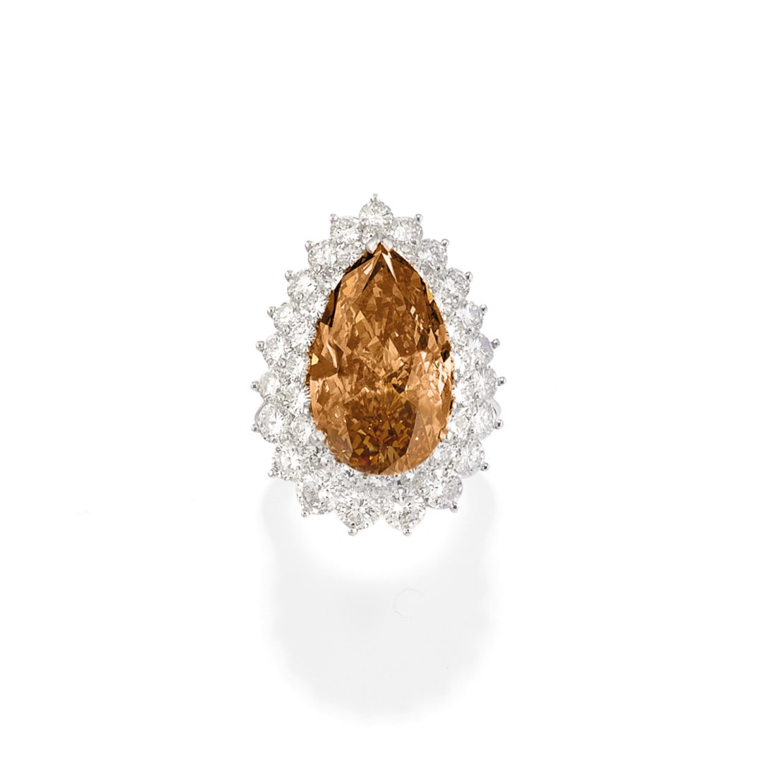 ANELLO IN DIAMANTE FANCY DEEP BROWN-YELLOW - FANCY BROWN DIAMOND RING: in platino con diamante fancy deep brown-yellow taglio brillante a pera di ct 9,65 circondato da diamanti taglio brillante di ct 3,00 ca. Accompagnato da certificato GIA report n. 5231537225 attestant