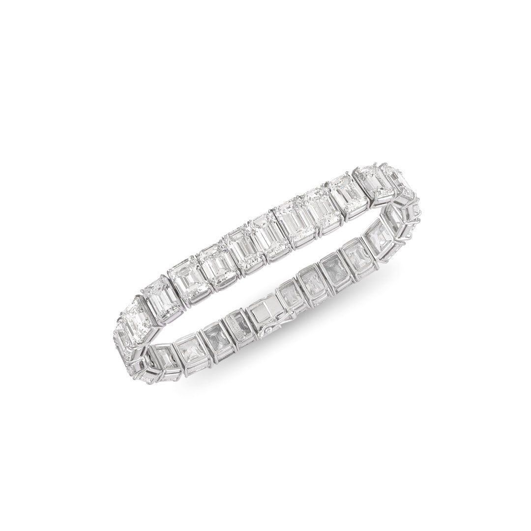 IMPORTANTE BRACCIALE IN DIAMANTI - IMPORTANT DIAMOND BRACELET: in platino realizzato con ventisei diamanti di qualità extra taglio smeraldo e a gradini di dimensioni tutte diverse di ct 46,00 ca. complessivi con pietre digradanti dai ct 2,20 ai ct 1,15 ca. All'i