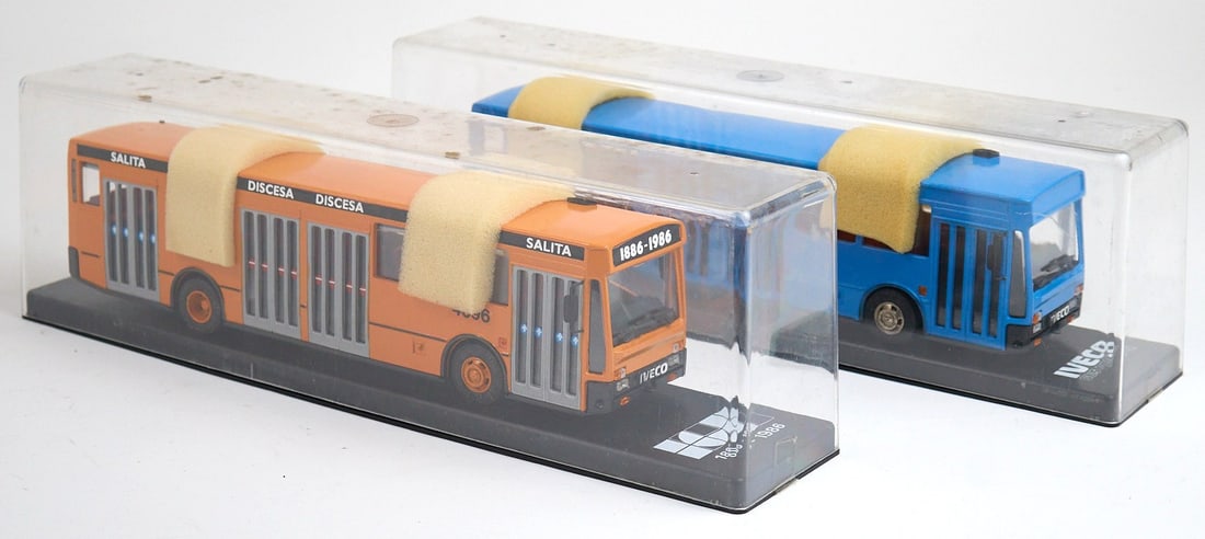 OLD CARS - MADE IN ITALY Autobus Iveco Anni '80 - OLD CARS - MADE IN ITALY Iveco Bus 80s: scala 1:43 Confezione originale Ottime condizioni (2) - 1:43 scale. Original packaging. Excellent condition. (2)