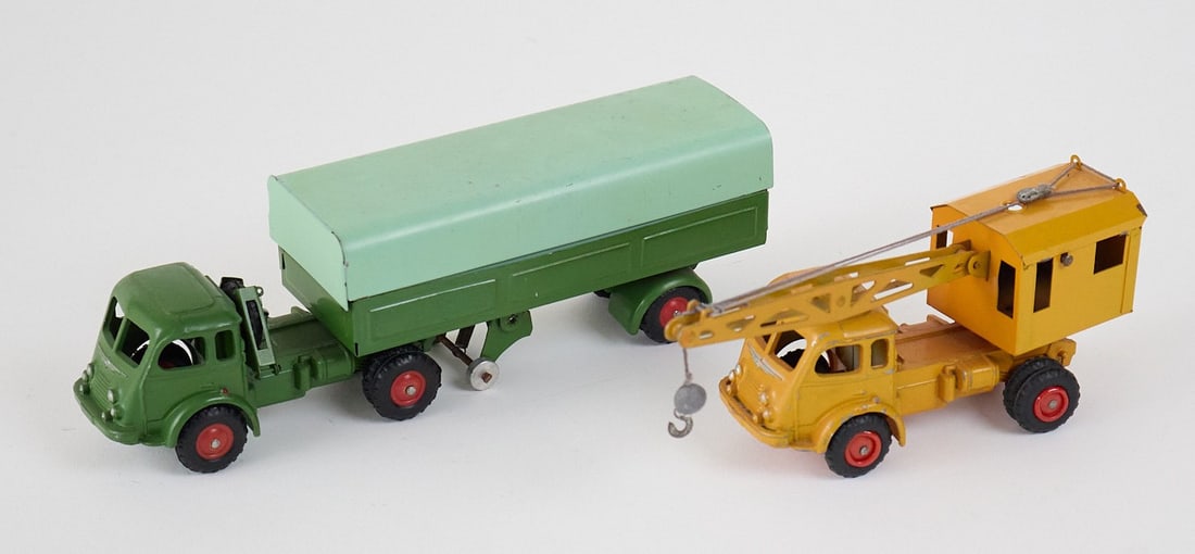CIJ - COMPAGNIE INDUSTRIELLE DU JOUET Renault Camion semi rimorchio e Camion con Gru Anni '60 -: scala 1:43 in metallo pressofuso. Buone condizioni. (2) - 1:43 scale. Die-cast metal. Good condition. (2)