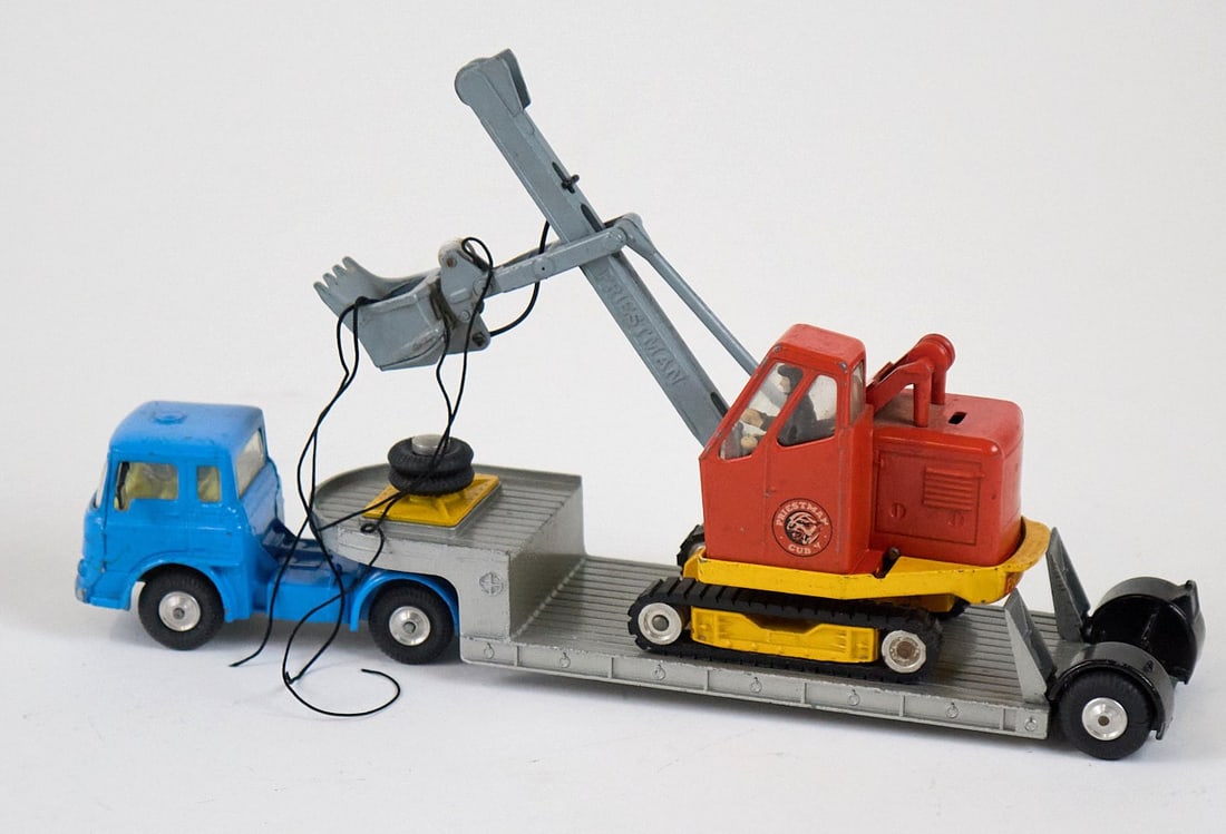 CORGI TOYS Gift Set no. 27 Machinery Carrier with Bedford tractor unit and Priestman Cub 1963 -: scala 1:43 Buone condizioni. - 1:43 scale Good condition.