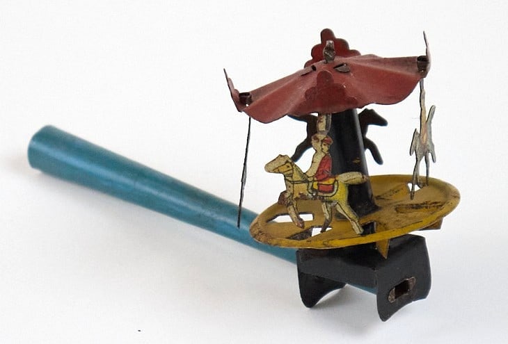 KIKO Fischietto con giostra di cavalli Anni '20 - KIKO Whistle with carousel 20s (1 of 2)