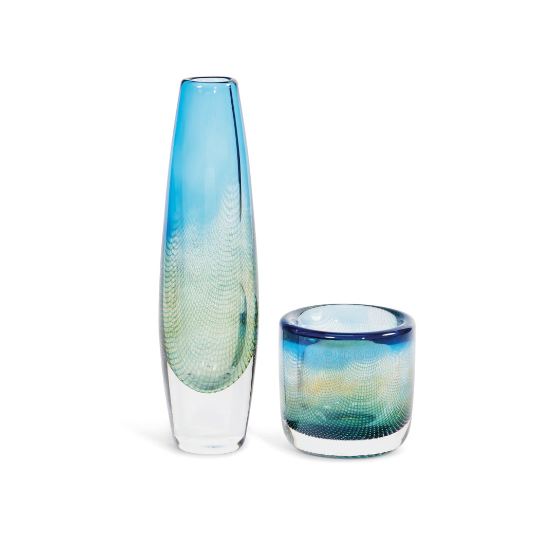 SVEN PALMQVIST 1906-1984 Due vasi ‘Kraka’ per Orrefors 1954 - SVEN PALMQVIST 1906-1984 Two: Vetro soffiato. Firmati. Il più alto 34 x 9 x 7,5 cm (2) - Blown glass. Signed. The highest 13.38 x 3.54 x 2.95 in. (2)