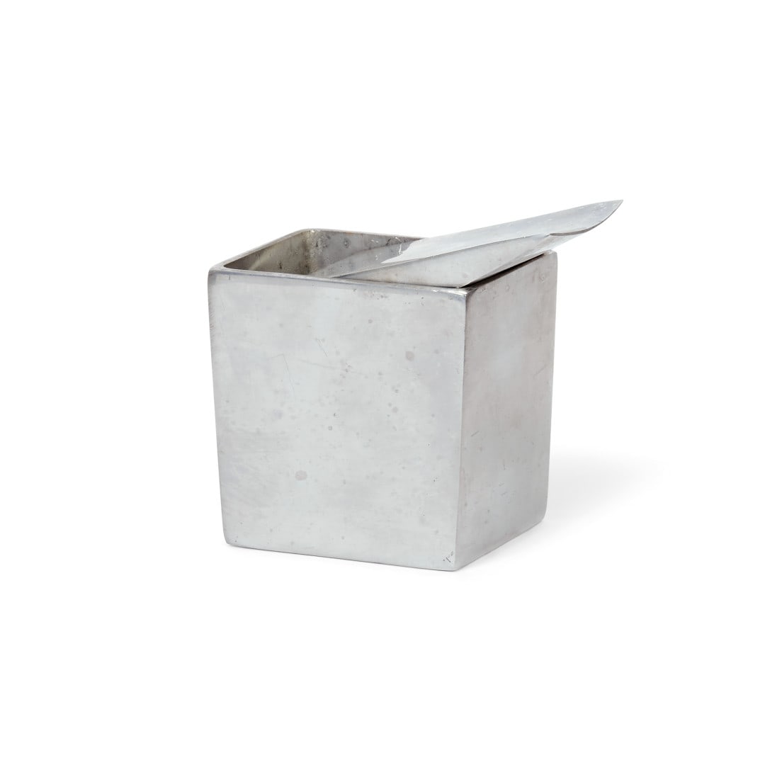 PHILIPPE STARCK 1949 Posacenere Ray Hollis per XO 1986 - PHILIPPE STARCK 1949 Ray Hollis ashtray: Alluminio. Firmato. Lievi difetti. 11,00 x 7,00 x 8,50 cm - Aluminium. Signed. Minor defects. 4.33 x 2.76 x 3.35 in.