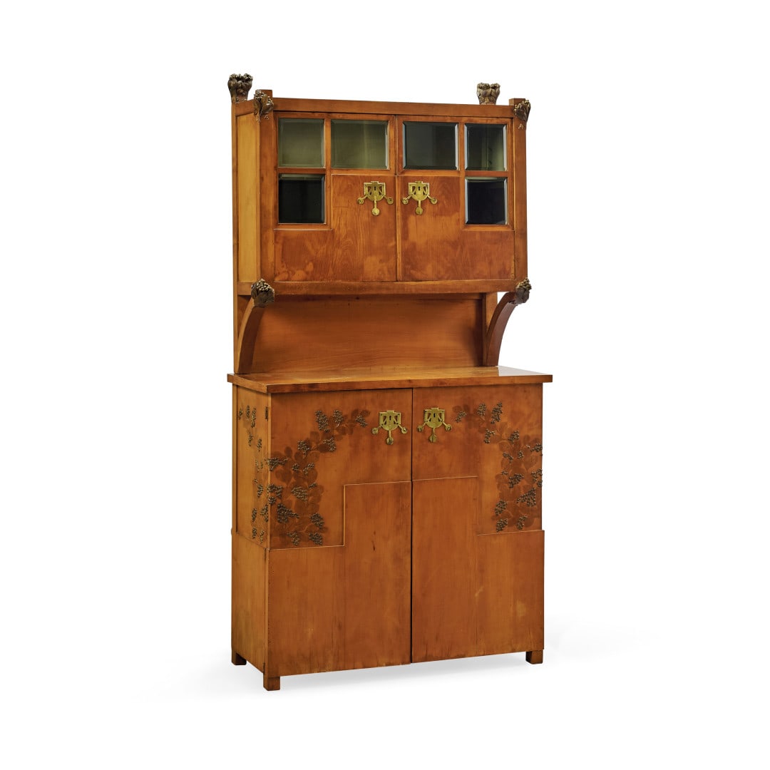 UGO CERUTI Credenza 1902 - UGO CERUTI Chest of drawers 1902: Legno, ottone, vetro. Lievi difetti. 207,00 x 106,00 x 42,00 cm - Wood, brass, glass. Minor defects. 81.50 x 41.73 x 16.54 in.