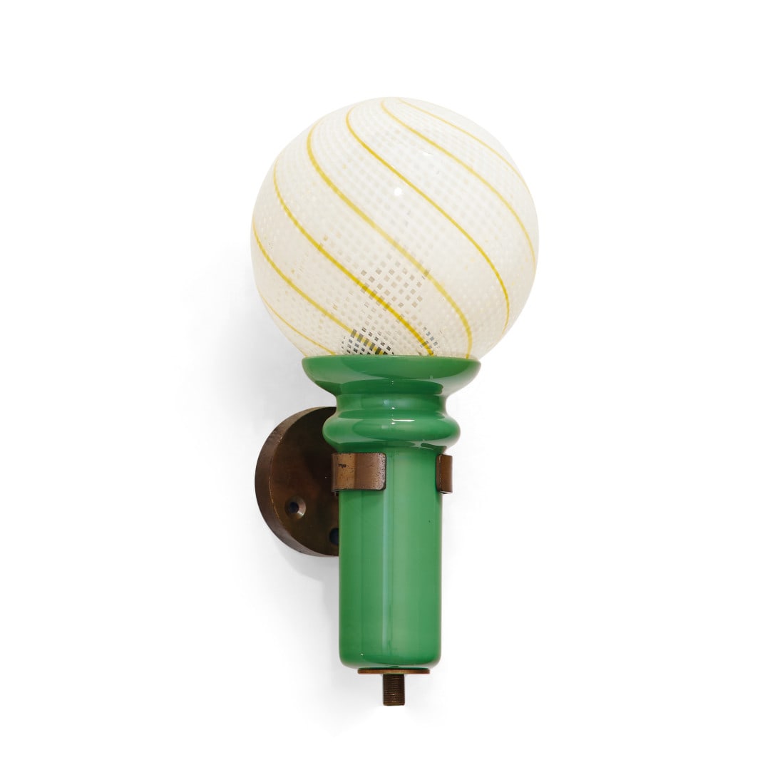 VENINI Lampada da parete anni ‘60 - VENINI Wall lamp 1960s: Vetro soffiato, ottone. 23,00 x 10,00 x 12,00 cm - Blown glass, brass. 9.06 x 3.94 x 4.72 in.