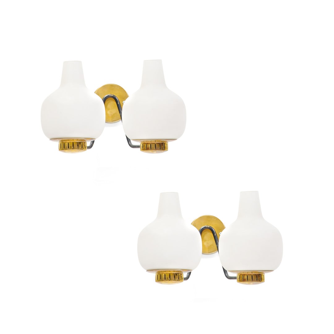 STILNOVO Due lampade da parete anni ‘60 - STILNOVO Two wall lamps 1960s: Ottone, metallo, vetro. 22,00 x 32,00 x 23,00 cm (2) - Brass, metal, glass. 8.66 x 12.60 x 9.06 in. (2)