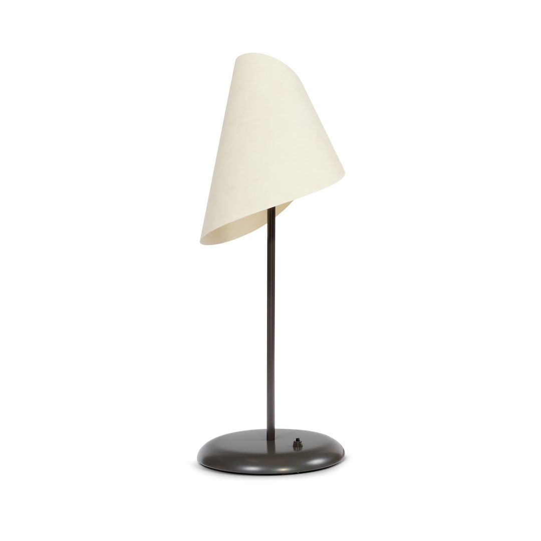 MAN RAY 1890-1976 Lampada da tavolo ‘La lune sous le chapeau’ per Sirrah, produzione Cassina -: Metallo verniciato, carta. Imballo originale. 62,00 x 28,00 x 23,00 cm - Painted metal, paper. Original box. 24.41 x 11.02 x 9.06 in.