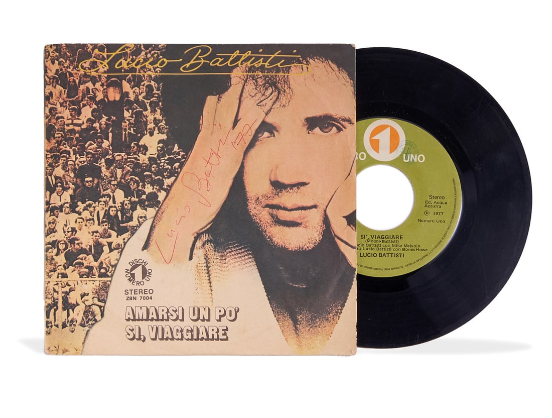 LUCIO BATTISTI 45 giri Amarsi un po' /Sì viaggiare 1977: 45 RPM featuring an autograph signature on the cover