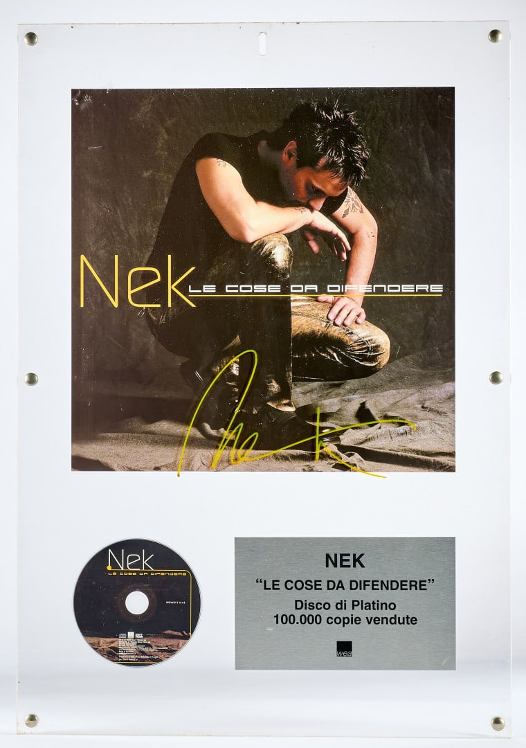 NEK Le Cose da Difendere 2002: Platinum award for the listed album, certified for 100,000 copies sold, featuring an autograph signature, presented in a frame 25.59 x 17.72 in.