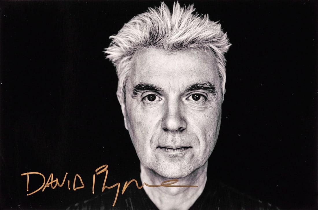 DAVID BYRNE Signed photographic print: Signed photographic print depicting the artist, founding member of Talking Heads 7.87 x 11.81 in.