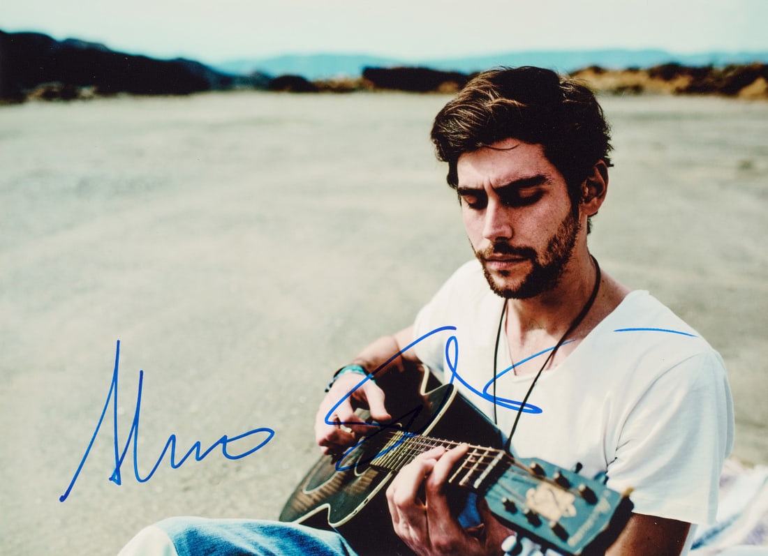 ALVARO SOLER Signed photographic print: Photographic print featuring the artist’s autograph signature during a concert