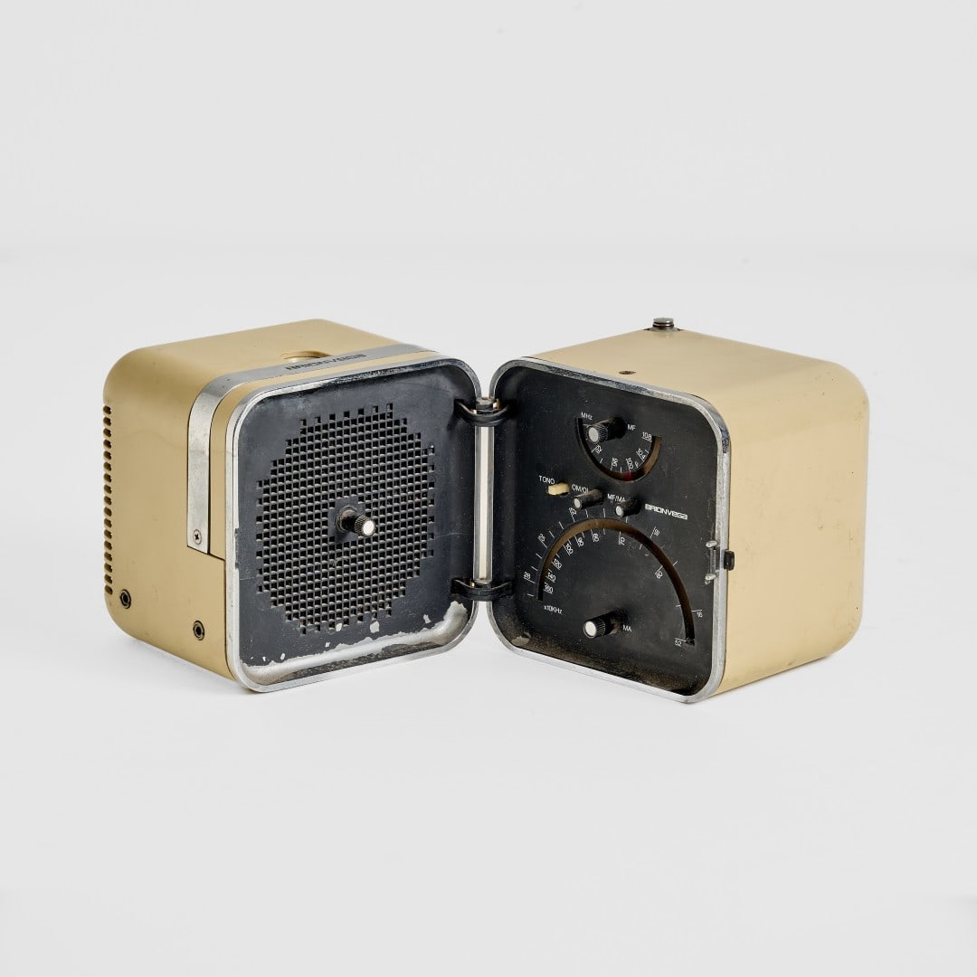 BRIONVEGA Radio Cubo TS502 anni '60 - BRIONVEGA Radio Cube TS502 1960s: Crema. Buono stato. 21,00 x 12,00 x 12,00 cm Nota : non testata in fase di catalogazione. Oggetto vintage, da considerarsi come oggetto da collezione e pertanto non si garantisce il perfetto